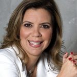 a-apresentadora-astrid-fontenelle-em-foto-de-divulgacao-do-programa-happy-hour-da-gnt-2010-1269623844341_1024x768-600×450